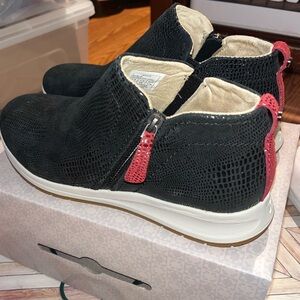 Revere Dublin black lizard embossed leather ankle boots size 11 MSRP $175